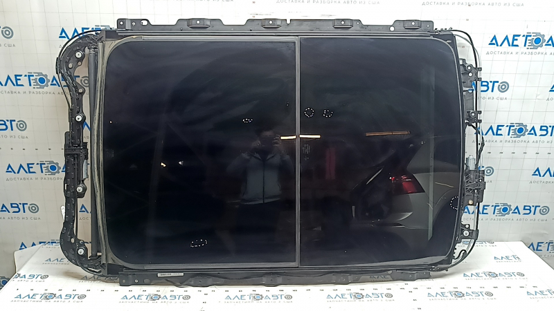 Панорама в сборе Volvo XC60 18-26 черная шторка, царапины, шторка вылезла из паза