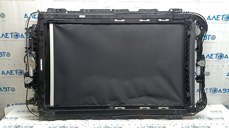 Панорама в сборе Volvo XC60 18-26 черная шторка, царапины, шторка вылезла из паза