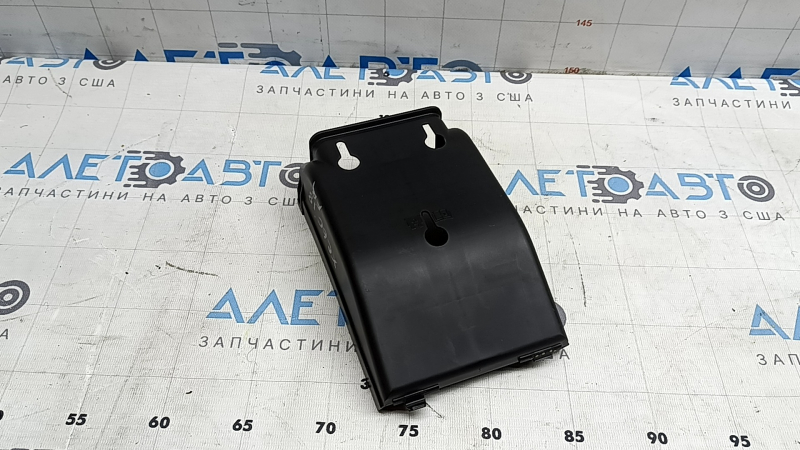 Capacul cutiei de siguranțe de sub bord pentru Volvo XC60 18-26 este uzat, fixarea este ruptă, există zgârieturi