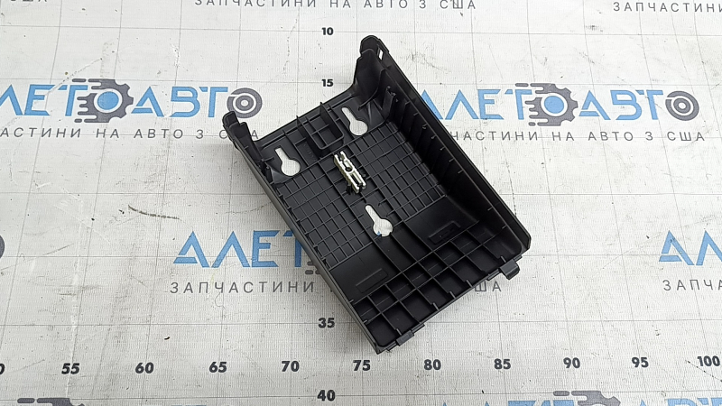 Capacul cutiei de siguranțe de sub bord pentru Volvo XC60 18-26 este uzat, fixarea este ruptă, există zgârieturi