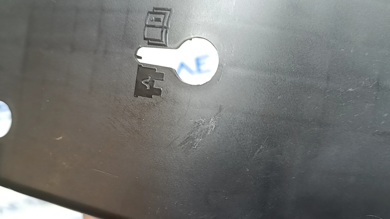 Capacul cutiei de siguranțe de sub bord pentru Volvo XC60 18-26 este uzat, fixarea este ruptă, există zgârieturi