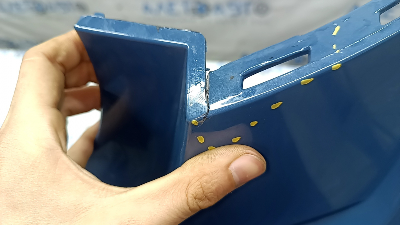 Bara spate VW Jetta 22-26, nefinisată, albastră, zgârieturi, uzată, crăpată, elemente de fixare rupte, fragmente de elemente de fixare lipsă, elemente de fixare deformate