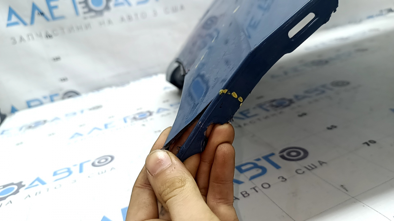 Bara spate VW Jetta 22-26, nefinisată, albastră, zgârieturi, uzată, crăpată, elemente de fixare rupte, fragmente de elemente de fixare lipsă, elemente de fixare deformate