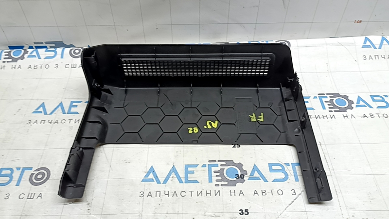 Zgârieturi la capacul bateriei de înaltă tensiune Audi A3 22-24 MHEV 48V
