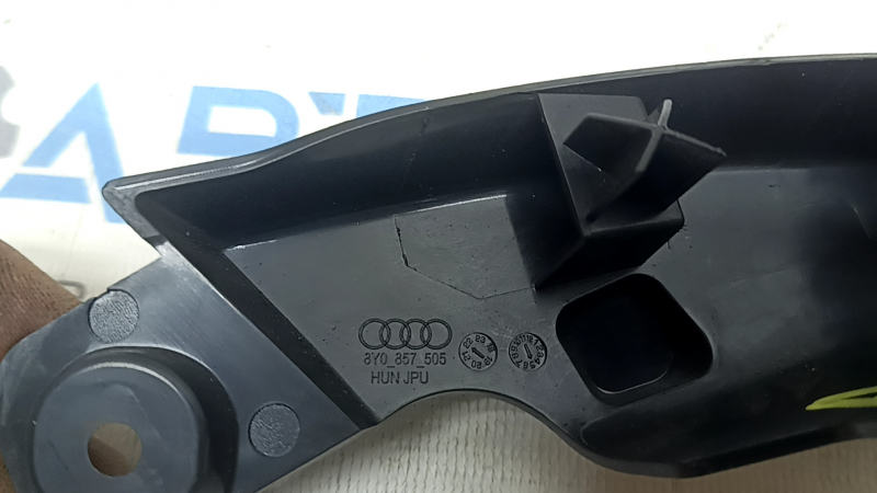 Заглушка двери треугольник внутренняя передняя левая Audi A3 22-26 черная, царапины, сломано крепление