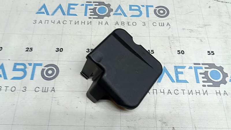 Zgârieturi la capacul bateriei de la borna negativă a Volvo XC60 18-24