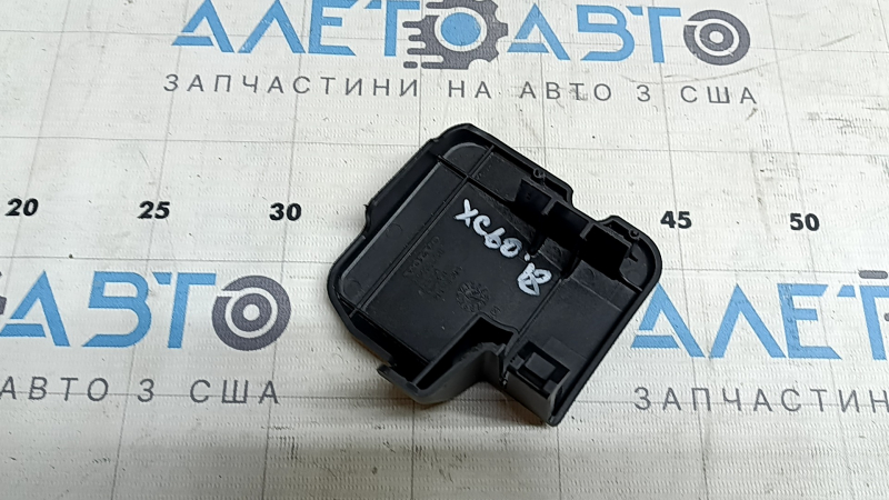 Zgârieturi la capacul bateriei de la borna negativă a Volvo XC60 18-24
