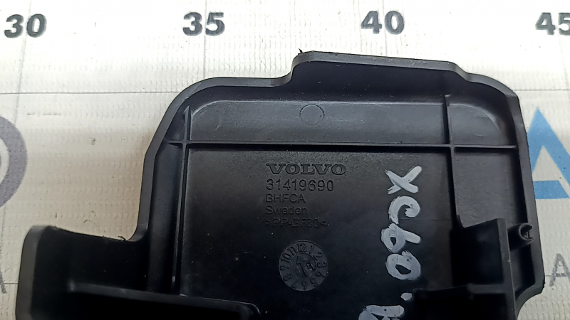 Zgârieturi la capacul bateriei de la borna negativă a Volvo XC60 18-24
