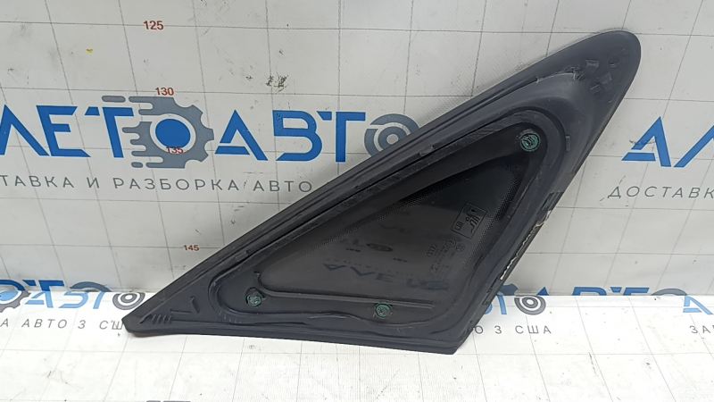 Форточка глухое стекло задняя правая Audi A3 22-26, царапины на молдинге, царапина на стекле
