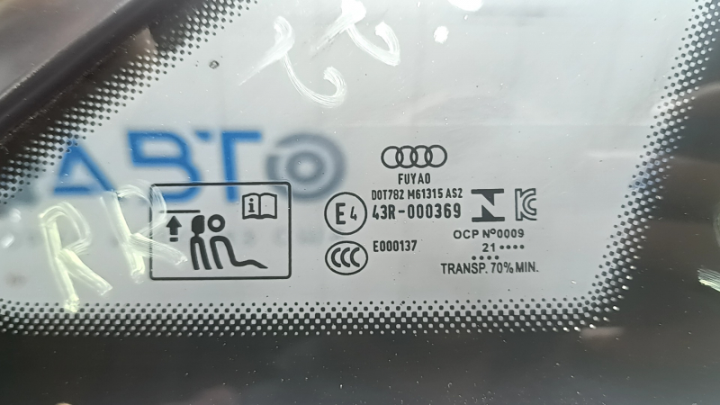 Форточка глухое стекло задняя правая Audi A3 22-26, царапины на молдинге, царапина на стекле