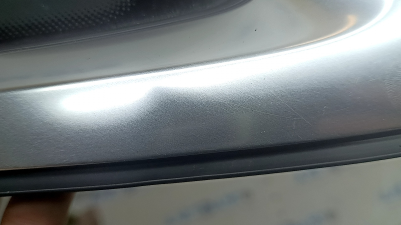 Форточка глухое стекло задняя правая Audi A3 22-26, царапины на молдинге, царапина на стекле