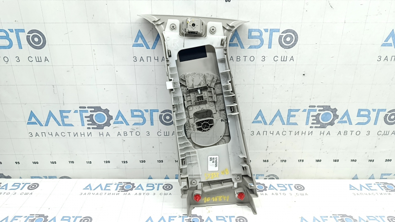 Ornamentul stâlpului central, centura superioară, dreapta, Nissan Murano 25-26, este bej, acoperită de funingine, ghidajul este rupt