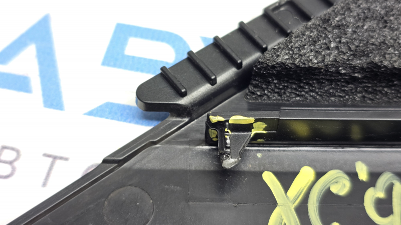 Bandă protectoare aripă triunghi stânga Volvo XC90 16-26 negru lucios, element de fixare rupt