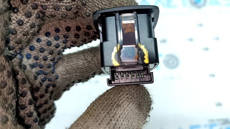 Кнопка закрытия двери багажника Porsche Macan 15-26 черная внутренняя, под keyless, сломано крепление