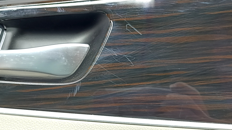 Ornament ușă, placă stânga față, Kia Sorento 19-20, negru cu inserție din plastic bej, cotieră, piele bej, mulaj, lemn închis, lucios, zgârieturi