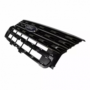 Решетка радиатора grill с каркасом и хромом в сборе Ford Explorer 16-17 рест, с эмблемой, песок