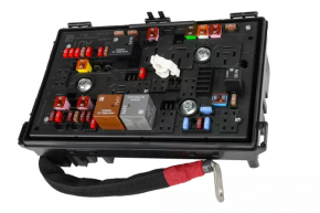 FUSE BOX RELAY Chevrolet Volt 11-15 сломано крепление