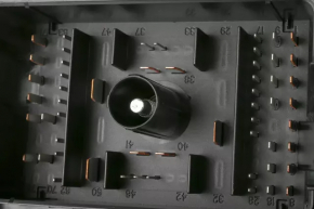 FUSE BOX RELAY Chevrolet Volt 11-15 сломано крепление