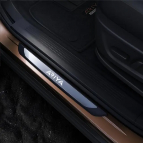 Комплект накладок порога Nissan Ariya 23-26 черные с хром вставкой и подсветкой