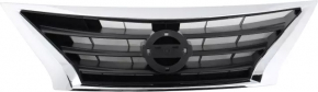 Решетка радиатора grill с значком Nissan Versa 15-19 usa рест