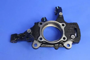 Цапфа передняя левая Chrysler 200 11-14 с кожухом