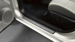 Накладка порога задняя левая внешняя Nissan Rogue Sport 17-22 хром, царапины