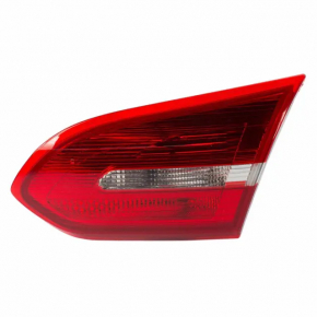 Lampa interioară pentru capacul portbagajului dreapta Ford Focus mk3 15-18 restilizat 4 uși, cu zgârieturi