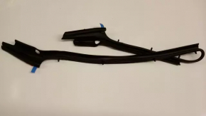 Garnitura de etanșare a capotei de pe grila radiatorului Toyota RAV4 06-12