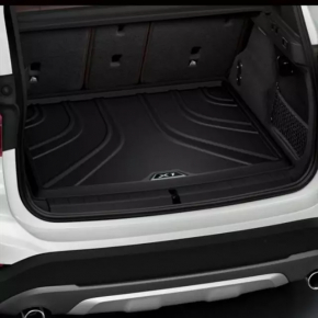 Коврик багажника (резина) BMW X1 F48 16-22 черный, эмблема с черной окантовкой Basis