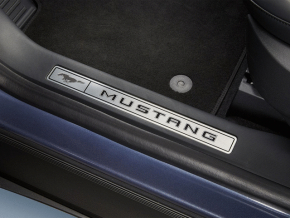 Накладка порога передняя правая Ford Mustang Mach-E 21-26 черная с вставкой