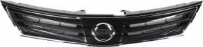 Grila radiatorului Nissan Versa 1.8 10-12 s-a umflat cromată