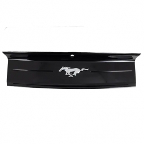 Накладка крышки багажника с эмблемой Ford Mustang mk6 18-23 черный глянец