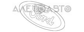 Emblema de pe bara din față a Ford Fusion mk5 13-20 este zgâriată.