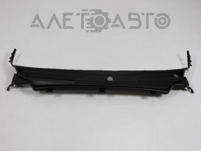 Grila de parbriz din plastic pentru Jeep Grand Cherokee WK2 11-16 are suportul rupt și garnitura este crăpată.