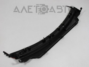 Grila stergatoarelor de plastic pentru Jeep Grand Cherokee WK2 11-16 este rupta.