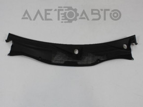 Grila stergatoarelor din plastic pentru Jeep Compass 11-16 are prinderea rupta.