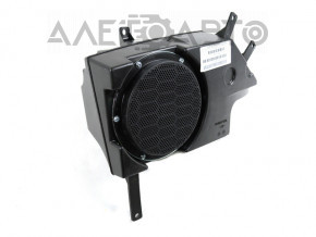 Subwooferul Jeep Cherokee KL 14-18 este montat pe panoul de bord.