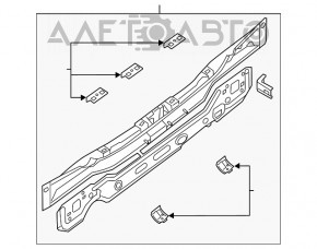 Panoul din spate al Nissan Sentra 13-19, argintiu.