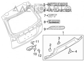 Moldura portbagajului cu emblema Mitsubishi Outlander 16-21 restilizat, suport rupt, zgarieturi.