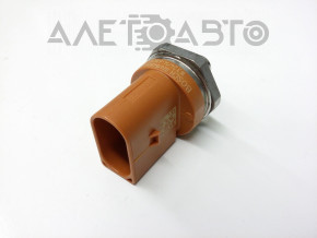 Senzor presiune combustibil Audi Q3 8U 15-18 pe rampa combustibil nou original OEM