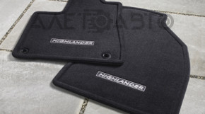 Covorul din fața dreapta a salonului Toyota Highlander 14-19, material textil negru.